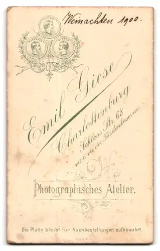 Fotografie Emil Giese, Charlottenburg, Schloss-Strasse 68, Baby auf Fell liegend