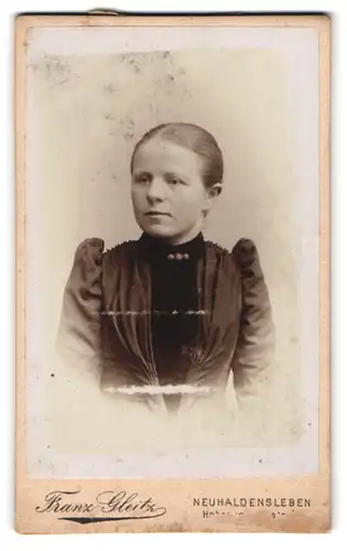 Fotografie Franz Gleitz, Neuhaldensleben, Hohenzollernstrasse 26, Bürgerliche Dame in Kleid mit Puffärmeln