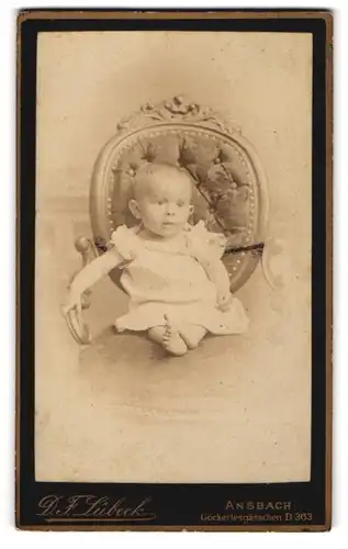 Fotografie D. F. Lübeck, Ansbach, Göckerlesgässchen, Barfüssiges Baby auf Stuhl sitzend