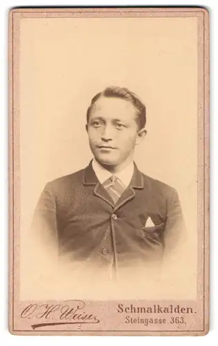 Fotografie O. H. Weise, Schmalkalden, Steingasse 363, Junger Herr im Anzug