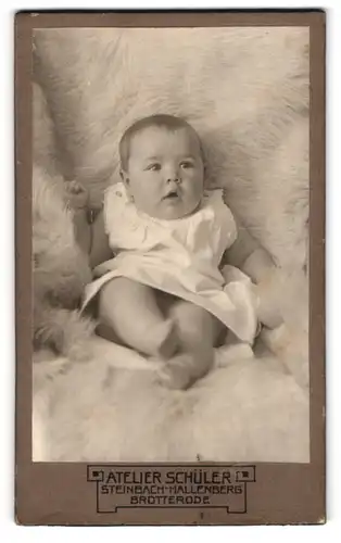 Fotografie Atelier Schüler, Steinbach-Hallenberg, Baby auf Fell sitzend