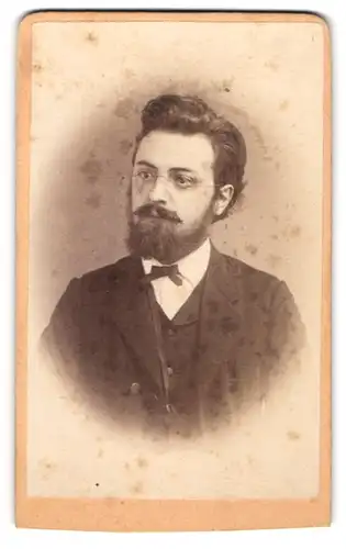 Fotografie Leopold König, Wien, Bürgerlicher Herr mit Brille und Vollbart