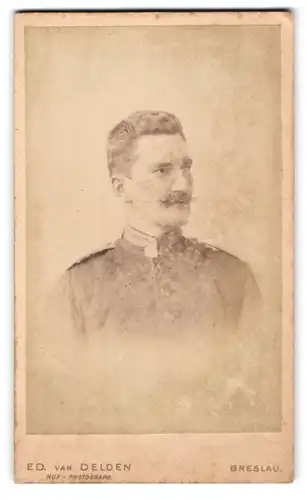 Fotografie Ed. van Delden, Breslau, Gartenstrasse 40a, Junger Ufz. mit Moustache in Uniform