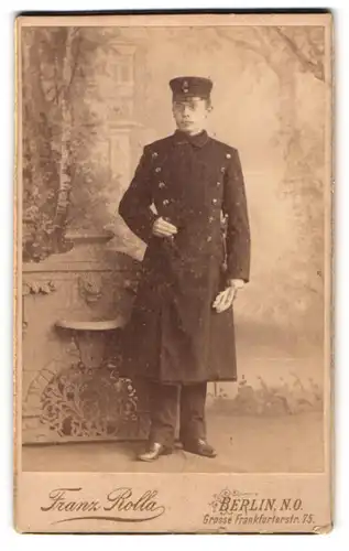 Fotografie Franz Rolla, Berlin, Grosse Frankfurterstrasse 75, Ulan in langer Uniform mit Portepee am Bajonett