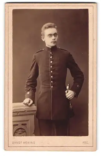 Fotografie Ernst Hering, Berlin, Oranienstrasse 155, Junger Soldat in Uniform mit Zwicker und Portepee am Säbel