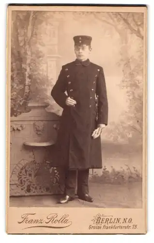 Fotografie Franz Rolla, Berlin, Grosse Frankfurterstrasse 75, Ulan in langer Uniform mit Portepee am Bajonett