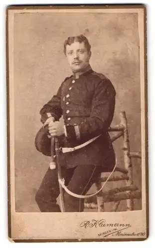 Fotografie R. Kleemann, Minden, Marienstrasse 20, Ufz. in Uniform mit Mütze und Säbel in der Hand