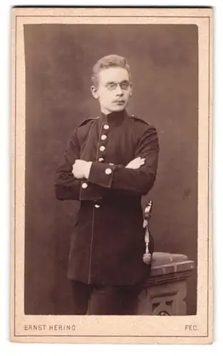 Fotografie Ernst Hering, Berlin, Oranienstrasse 155, Junger Soldat in Uniform mit Zwicker und Portepee am Säbel