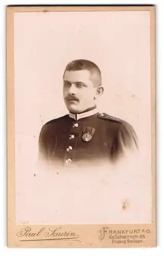 Fotografie Paul Laurin, Frankfurt /Oder, Gr. Scharrnstrasse 85, Junger Soldat in Gardeuniform mit Orden