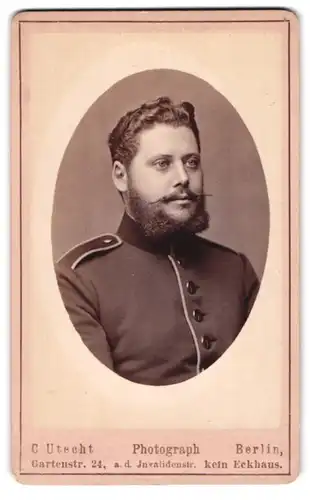Fotografie C: Utecht, Berlin, Gartenstrasse 24, Soldat in Uniform mit gezwirbeltem Vollbart, Alfred Bierbach