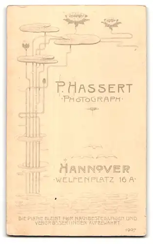 Fotografie Paul Hassert, Hannover, Welfenplatz 16a, Soldat in Uniform mit Mantel und Schimmütze