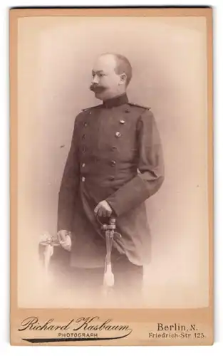 Fotografie Richard Kasbaum, Berlin, Friedrichstrasse 125, Chevauleger in Uniform mit Portepee am Säbel