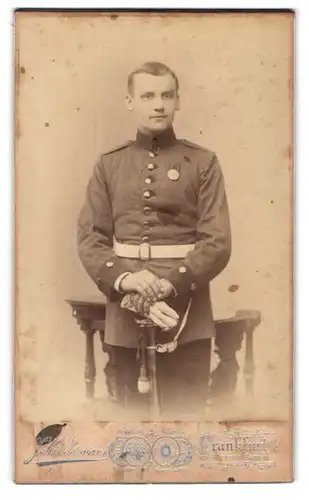 Fotografie J. Kindermann, Frankfurt /Oder, Wilhelmsplatz 5, Junger Soldat in Uniform mit Orden und Portepee am Säbel