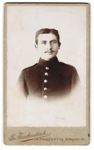 Fotografie Fr. Tzschautzsch, Frankfurt /Oder, Gr. Scharnstrasse 39, Motiviert schauender Soldat in Uniform