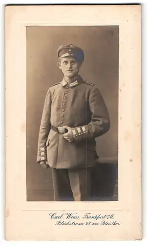 Fotografie Carl Weiss, Frankfurt /Main, Bleichstrasse 25, Junger Soldat in übergrosser Gardeuniform