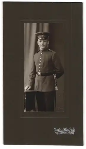 Fotografie Martin Herzfeld, Dresden, Pragerstrasse 7, Junger Soldat des 12. Rgts. in Uniform mit Schimmütze