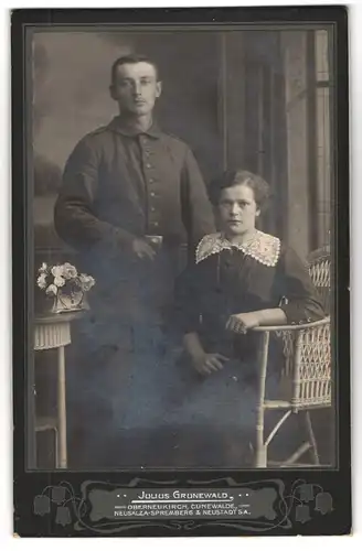 Fotografie Julius Grunewald, Oberneukirch, Junger Soldat in Feldgrau mit seiner Gattin