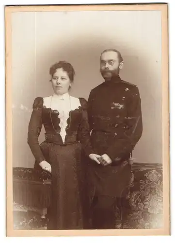 Fotografie Albert Fröhlich, Blankenese, Hauptstrasse 23b, Chevauleger in Uniform mit seiner Gemahlin posierend