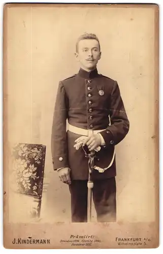Fotografie J. Kindermann, Frankfurt /Oder, Wilhelmsplatz 5, Junger Soldat in Uniform mit Orden und Säbel