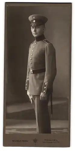 Fotografie Wilhelm Merx, München, Dachauerstrasse 19, Junger Einjährig-Freiwilliger in frisch gebügelter Uniform