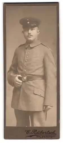 Fotografie C. Rübartsch, Halberstadt, Breiteweg 15, Soldat in Feldgrau mit Schirmmütze