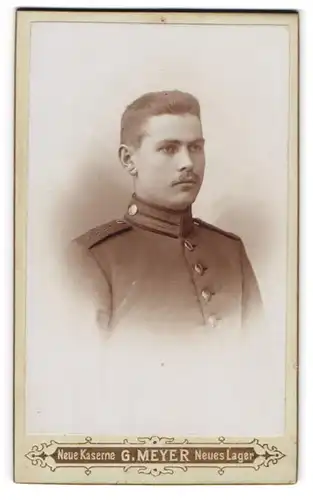 Fotografie G. Meyer, Jüterbog, Neues Lager, Junger Soldat in Gardeuniform im Halbprofil