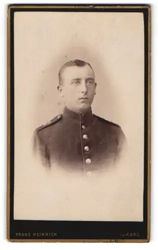 Fotografie Franz Heinrich, Torgau, Schlossstrasse 476, Kindlich aussehender Soldat in Uniform