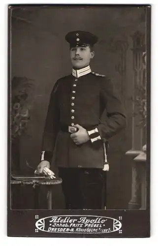 Fotografie Atelier Apollo, Dresden, König-Georg-Strasse 1, Stolzer Soldat in Gardeuniform mit Schirmmütze