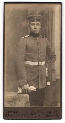 Fotografie Ad. Martens, Itzehoe, Mühlenstrasse 5-7, Soldat mit kindlichen Gesichtszügen in Uniform mit Portepee