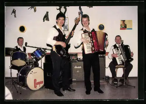 AK Musiker der Stamm Buam mit ihren Instrumenten