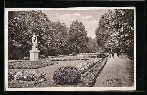 AK Brandenburg, Passanten in der Graben-Promenade