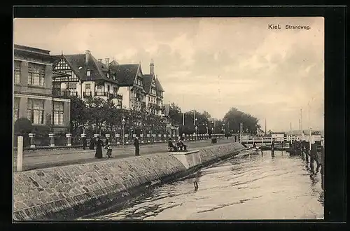 AK Kiel, Strandweg mit Spaziergängern