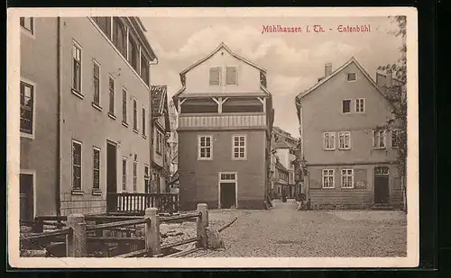 AK Mühlhausen i. Th., Strasse am Entenbühl, Fussgängerin