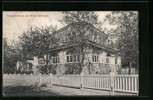 AK Gundelfingen /Breisgau, Kleinkinderschule mit weissem Zaun