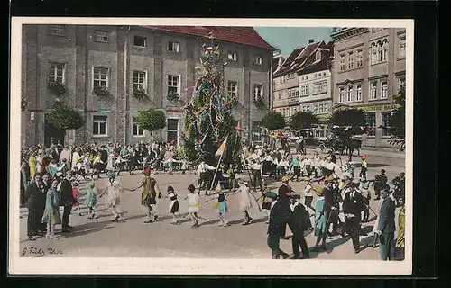 AK Mühlhausen i. Th., Mühlhäuser Kirmes, tanzende Menschen und geschmückter Baum