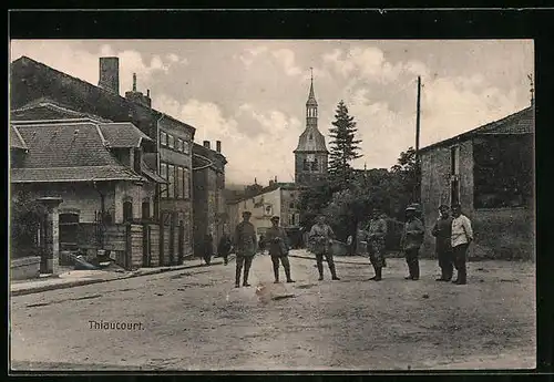 AK Thiaucourt, Soldaten in einer Strassenpartie