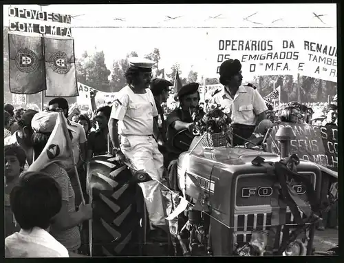 Fotografie Ingrid Kurz, Hamburg, Ansicht Lissabon, Ford Traktor der Brigade aus Frankreich der Festa di Emigrante, 1975