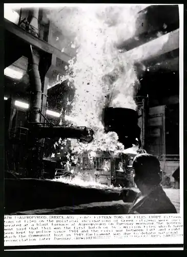 Fotografie unbekannter Fotograf, Ansicht Aspropyrgos, Verbrennung von Politischen Akten grieschicher Bürger im Stahlwerk