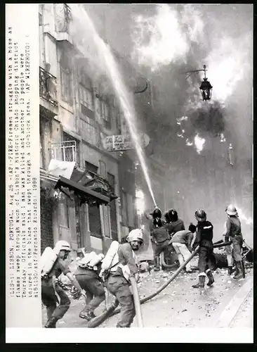 Fotografie unbekannter Fotograf, Ansicht Lissabon, Feuerwehrleute bekämpfen den Brand in Chiado Einkaufsviertel 1988