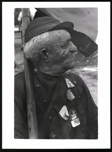 Fotografie Matthias Reichelt, Berlin, alter Italiener beim Festa de L’Unità mit Fahne und Stickern an der Kleidung