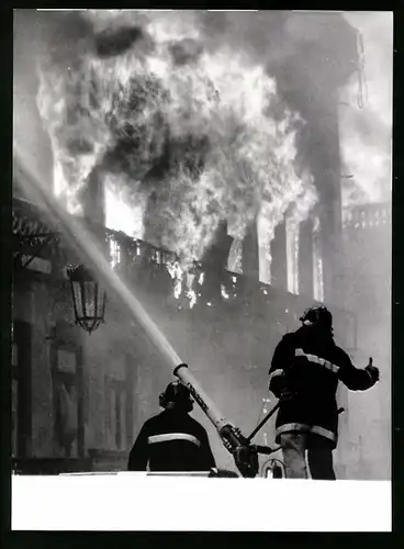 Fotografie unbekannter Fotograf, Ansicht Lissabon, Feuerwehrleute bei der Brandbekämpfung in der Altstadt 1988