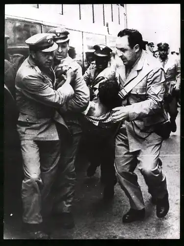 Fotografie Keystone, München, Ansicht Triest, Polizisten schleppen demonstrierenden Seemann in die Grüne Minna, 1959