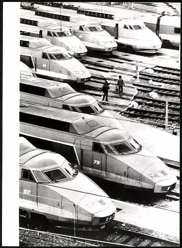 Fotografie unbekannter Fotograf, Ansicht Paris, stehende Züge während des Eisenbahner Streiks, Gare de Lyon