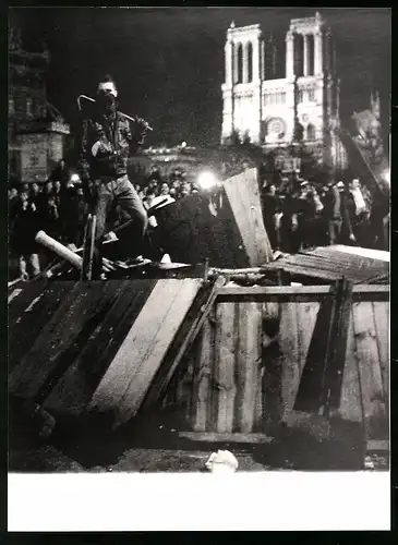 Fotografie unbekannter Fotograf, Ansicht Paris-Quartier Latin, Studenten gehen auf die Barikaden wg. Polizeigewalt 1986