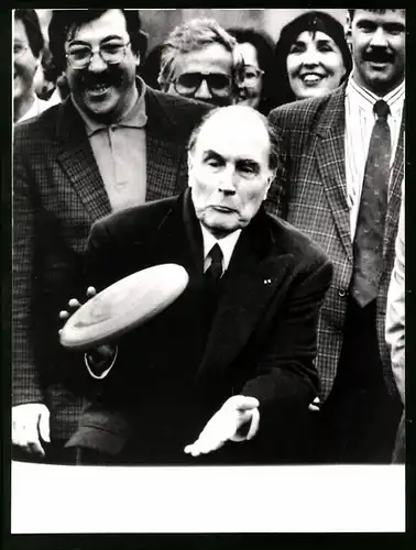 Fotografie unbekannter Fotograf, Ansicht Créteil, Staatspräsident Francois Mitterand fängt eine Frisbee, zweite Amtszeit
