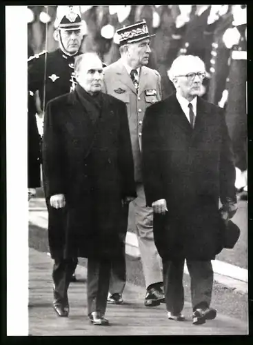 Fotografie unbekannter Fotograf, Ansicht Paris, DDR-Staatschef Erich Honecker mit Francois Mitterand 1988