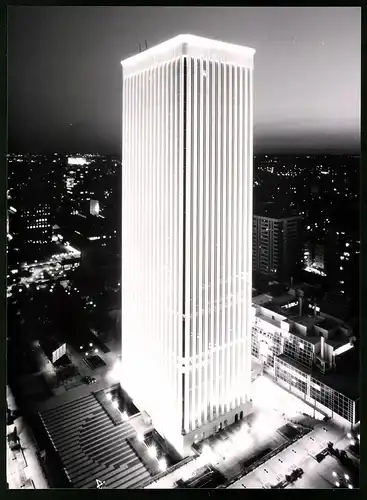 Fotografie unbekannter Fotograf, Ansicht Madrid, 150 Meter hohes Gebäude Torre Picasso beleuchtet bei Nacht