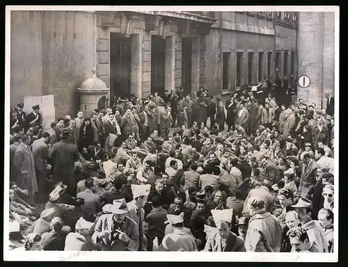 Fotografie unbekannter Fotograf, Ansicht Rom, italienische Kommunisten im Sitzstreik vor dem Senatsgebäude 1953