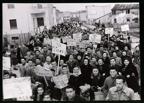 Fotografie unbekannter Fotograf und Ort, italienische Friedenskämpfer demonstrieren gg. Wiederaufrüstung Westdeutschland