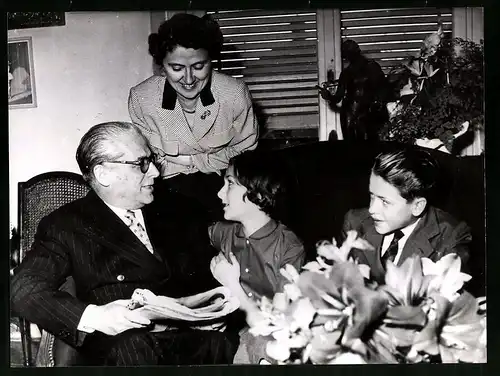 Fotografie Keystone, München, Italiens Staatspräsident Giovanni Gronchi mit seiner Famile, 1955